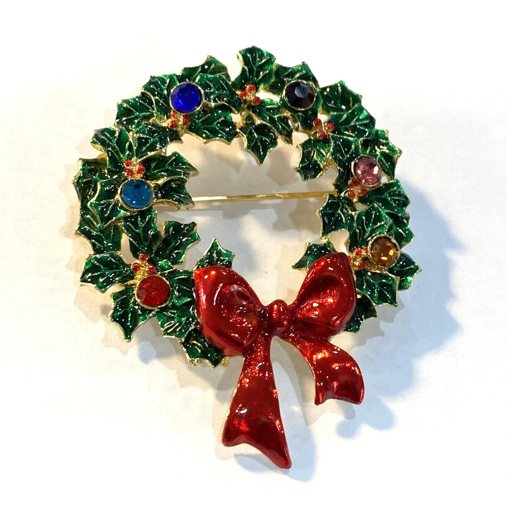Vintage Christmas brooch goldtone wreath & green enamel pin pendant rhinestones